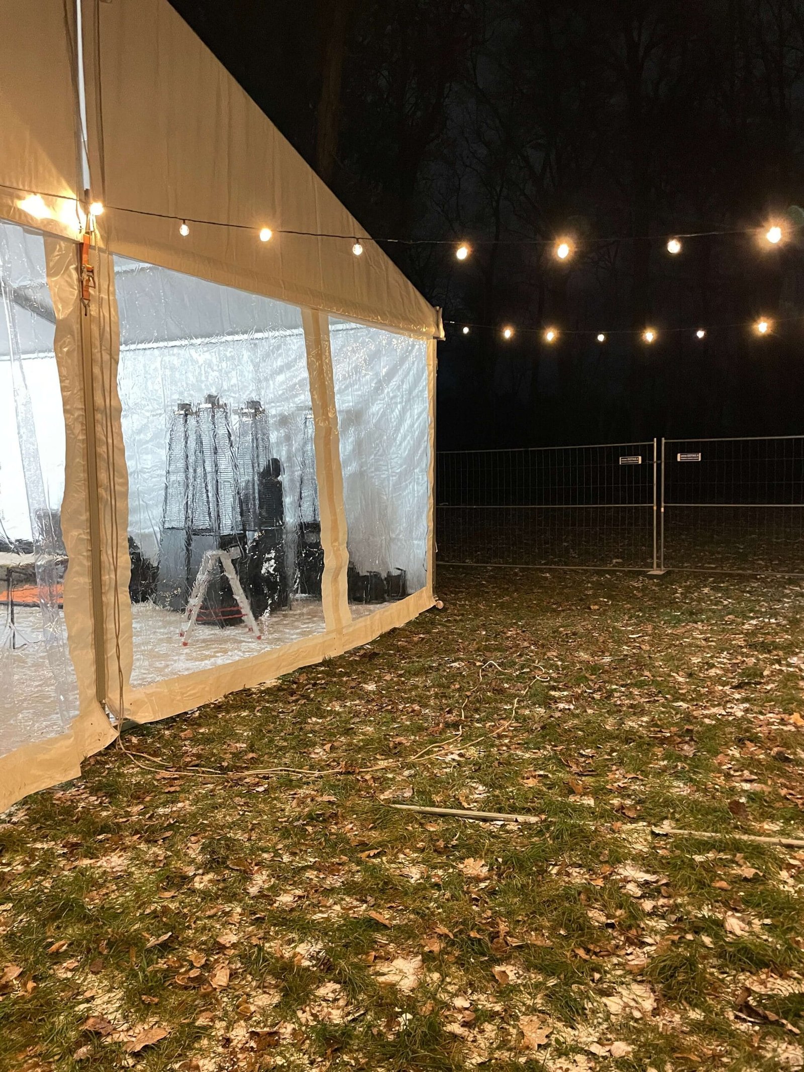 Šildoma erdvė su stalais ir suolais